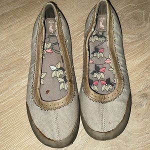 Teva Canvas Flats Size 8 Tan